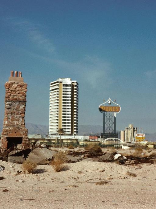 Ein Bild von Robert Venturi aus dem Jahr 1972 zeigt Denise Scott Brown vor der Skyline von Las Vegas.