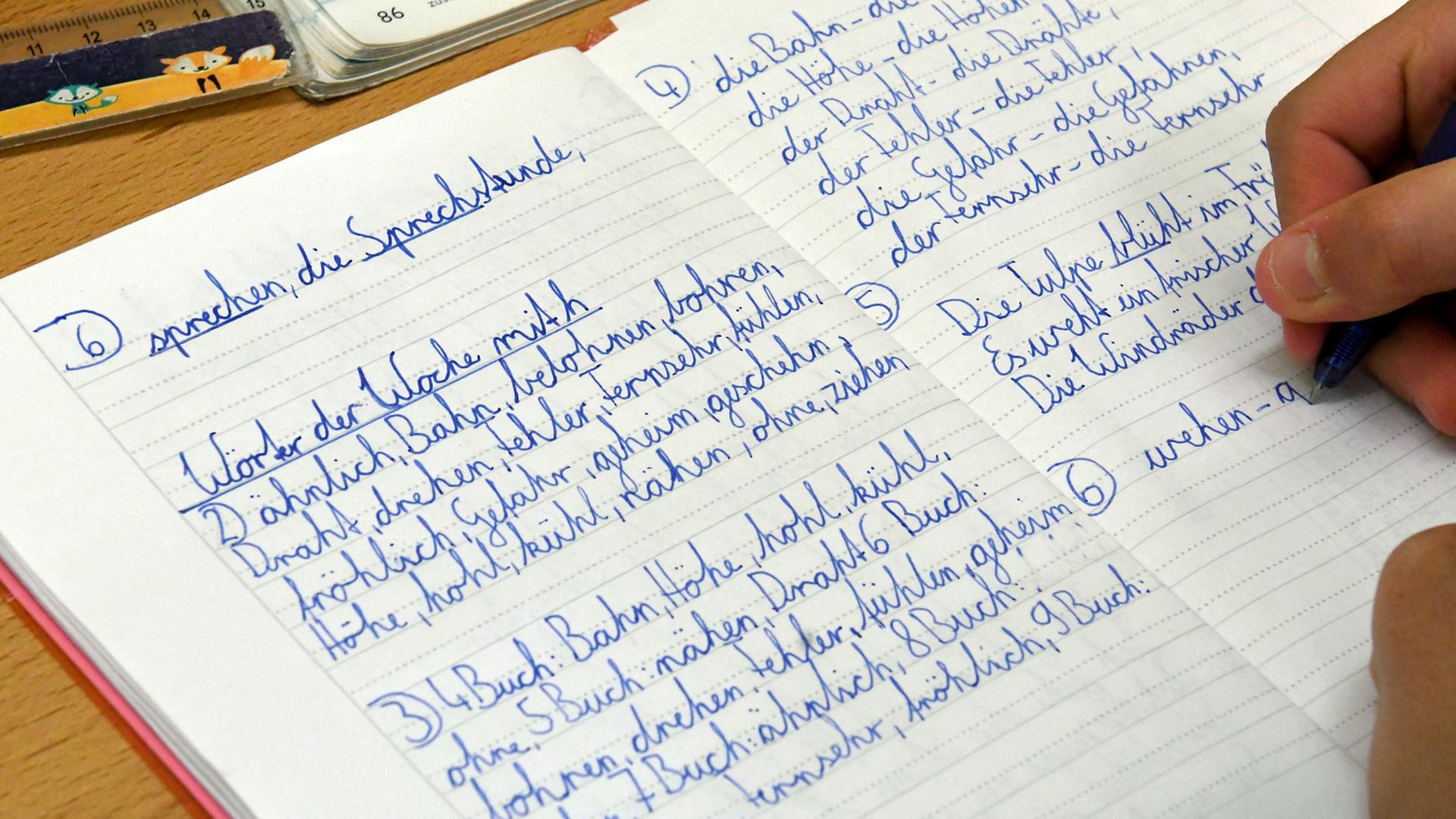 Eine Schülerin der Klasse 3a der Regenbogenschule in Fahrland, einem Ortsteil von Potsdam (Brandenburg), schreibt in der Unterrichtsstunde Worte mit h.
