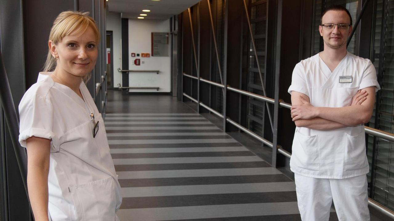 Die Krankenpflegerin Marie Sohn und ihr Kollege Philipp Wiemann stehen in einem Flur im Alexianer St. Hedwig Krankenhaus in Berlin-Mitte. Das Stationsleiter-Duo wird als Pflegerin und Pfleger des Jahres ausgezeichnet.