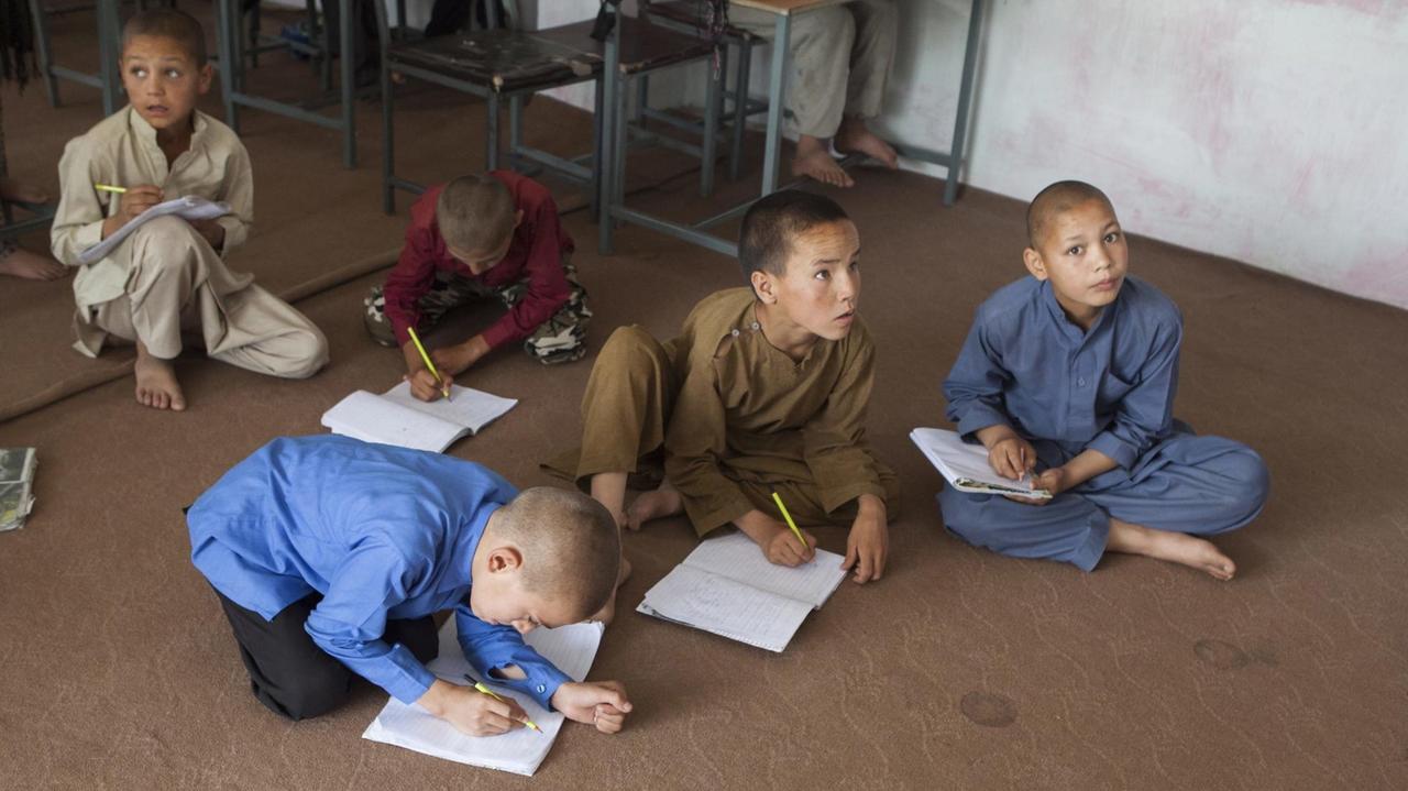 Mädchen und Jungen lernen gemeinsam in einer Schule in Kabul, Afghanistan.