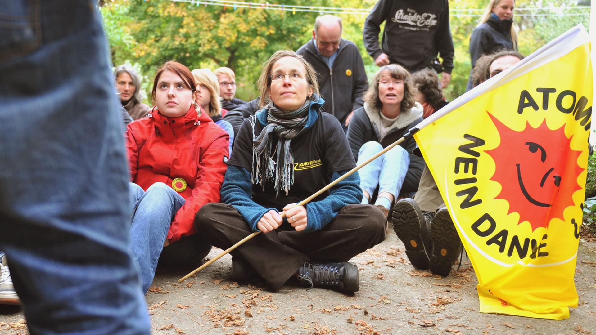 Atomkraftgegner im Kreis Lüchow-Dannenberg bereiten sich im Oktober 2010 auf einen Castor-Transport ins Zwischenlager Gorleben vor.