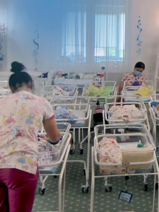 In einem Hotel am Stadtrand warten seit Mitte März Dutzende Leihmutterbabys wegen der im Zuge der Coronavirus-Quarantäne geschlossenen Grenzen auf die Abholung durch ihre ausländischen biologischen Eltern. In der Ukraine können wegen der Corona-Einschränkungen noch immer Dutzende Babys von Leihmüttern nicht von ihren ausländischen Eltern abgeholt werden. (zu dpa "Corona: Dutzende nicht abgeholte Leihmütter-Babys in der Ukraine")