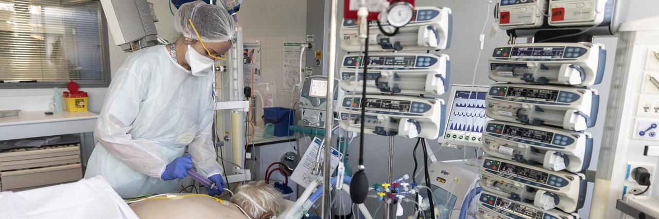 Medizinisches Personal betreut einen von Covid-19 betroffenen Patienten im Krankenhaus "Nouvel Hôpital Civil" in Straßburg.