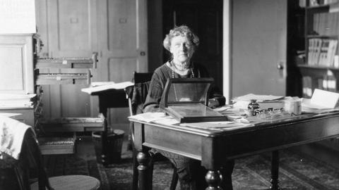 Annie Jump Cannon an ihrem Schreibtisch am Harvard-Observatorium