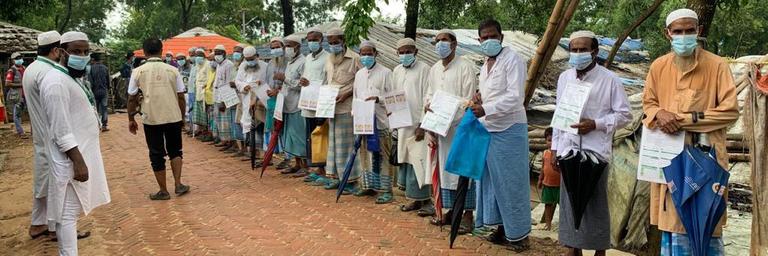 Rohingya-Flüchtlinge in Bangladesch warten auf eine Impfung gegen dasCoronavirus.
