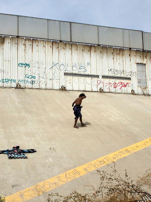 Ein obdachloser Migrant vor der US-mexikanischen Grenze in Tijuana, Mexiko.