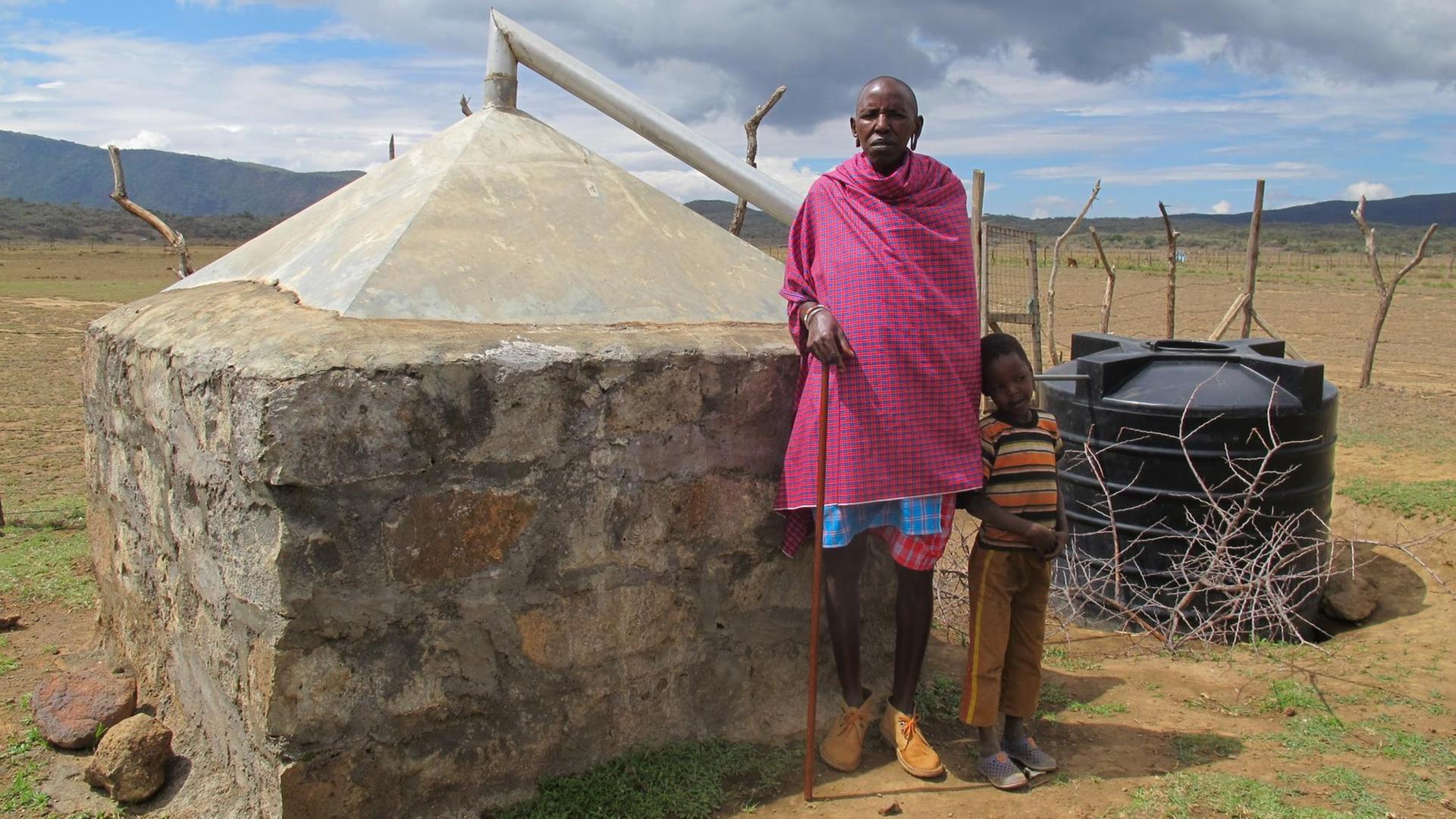 Der Massai Sempuat Ole Shonko steht vor seiner Wassergewinnnungsanlage