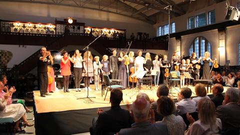 Die Musiker des Abschlusskonzerts der Spannungen 2017 beim Schlussapplaus auf der Bühne im Wasserkraftwerk Heimbach.