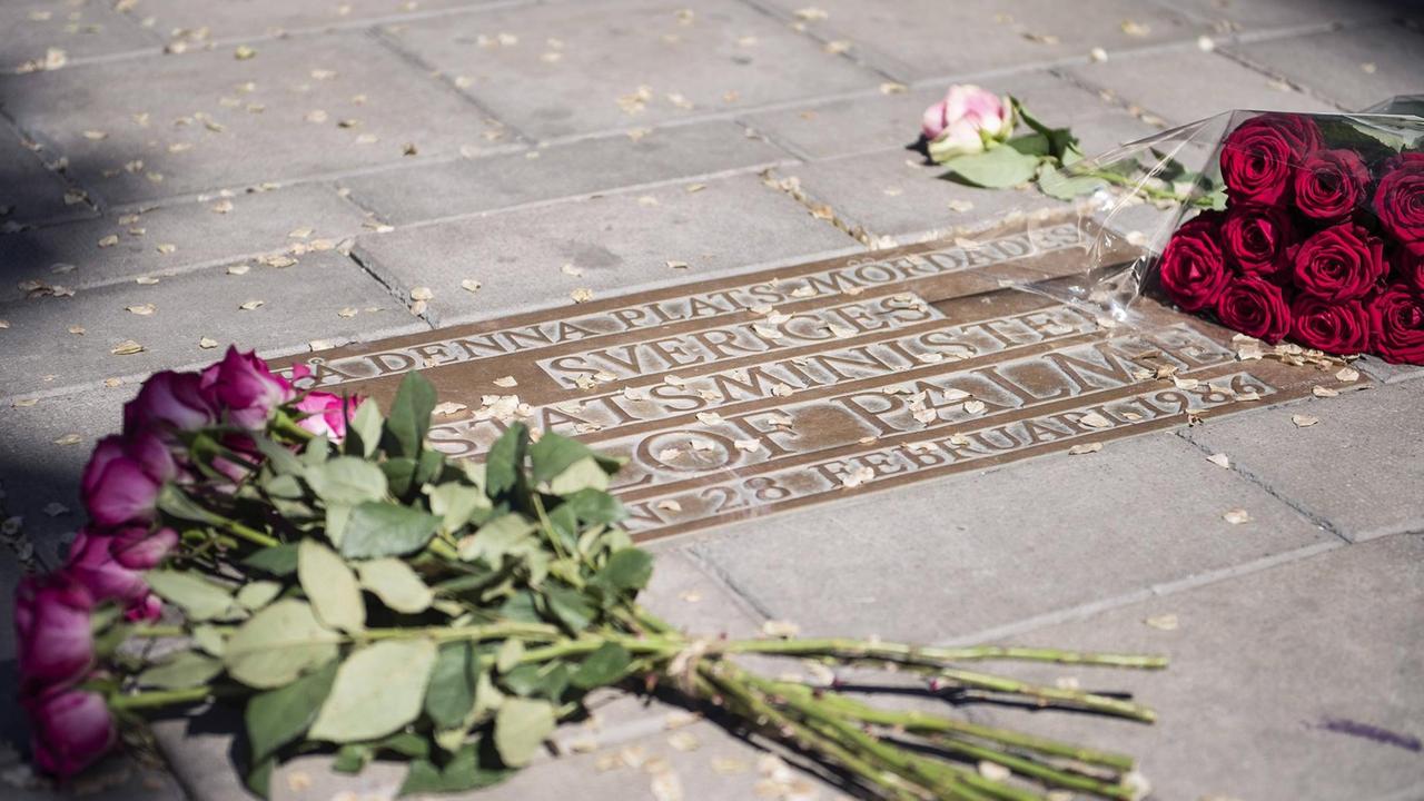 Gedenkstein für den 1986 ermordeten schwedischen Ministerpräsidenten Olof Palme - eingelassen in das Trottoir der Stockholmer Straße Sveavägen.