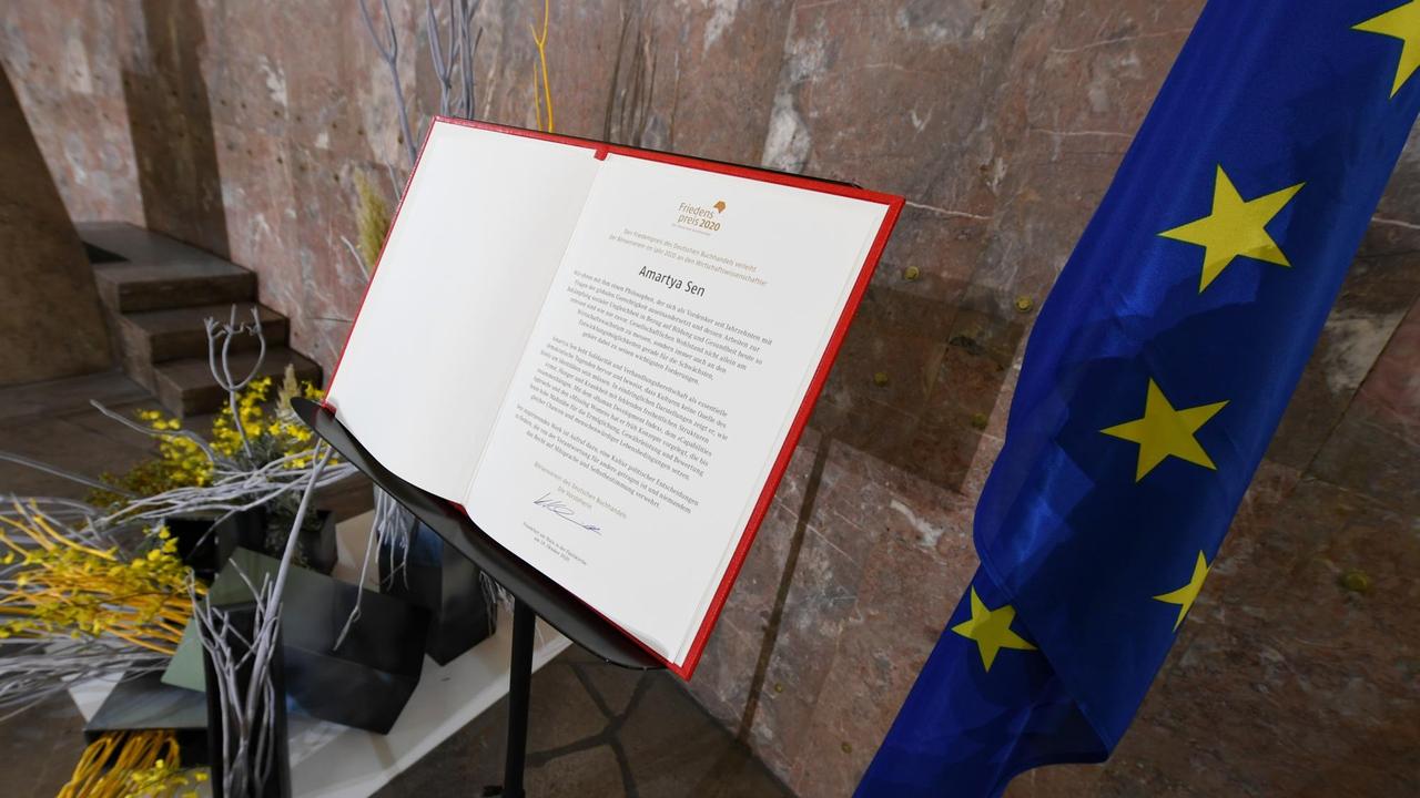 Die Urkunde für Amartya Sen, indischer Wirtschaftswissenschaftler, Philosoph und Nobelpreisträger, liegt in der Frankfurter Paulskirche vor der Verleihung des Friedenspreis des Deutschen Buchhandels aufgeschlagen auf einem Stehpult.

