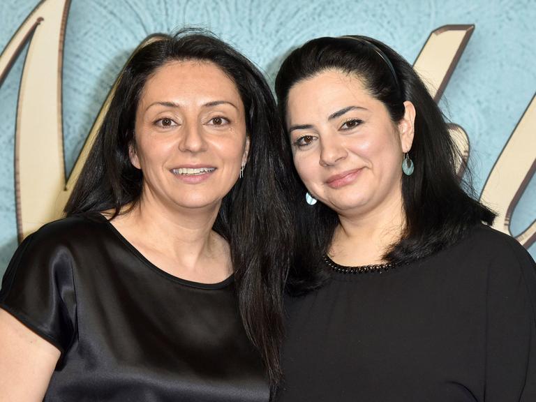 Die Regisseurinnen Yasemin (l) und Nesrin Samdereli bei der Premiere des Kinofilms "Die Nacht der Nächte" im Filmtheater am Friedrichshain am 4.4.2018 in Berlin