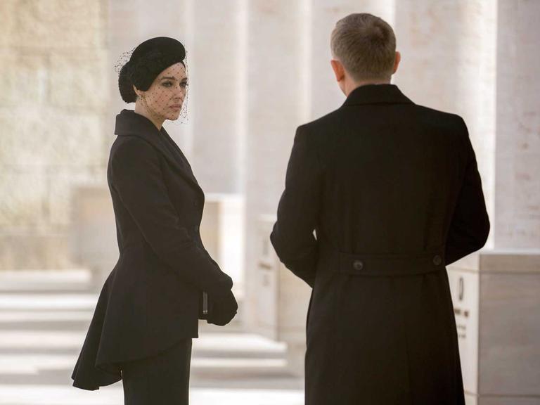 Monica Bellucci (Lucia Sciarra) und Daniel Craig (James Bond) in einer Szene des neuen 007-Agententhrillers "Spectre".