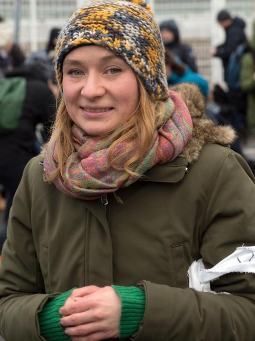Die Bloggerin und Initiatorin Anna Alboth steht am 26.12.2016 in Berlin vor dem Start eines Solidarität-Marsches für Aleppo auf dem Tempelhofer Feld. In mehreren Etappen wollen die Teilnehmer des Marsches zu Fuß bis nach Aleppo laufen.