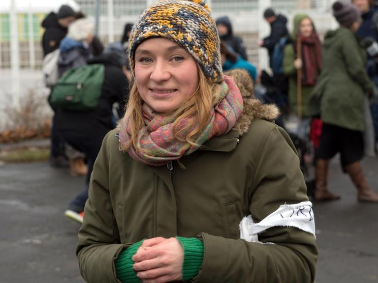 Die Bloggerin und Initiatorin Anna Alboth steht am 26.12.2016 in Berlin vor dem Start eines Solidarität-Marsches für Aleppo auf dem Tempelhofer Feld. In mehreren Etappen wollen die Teilnehmer des Marsches zu Fuß bis nach Aleppo laufen.