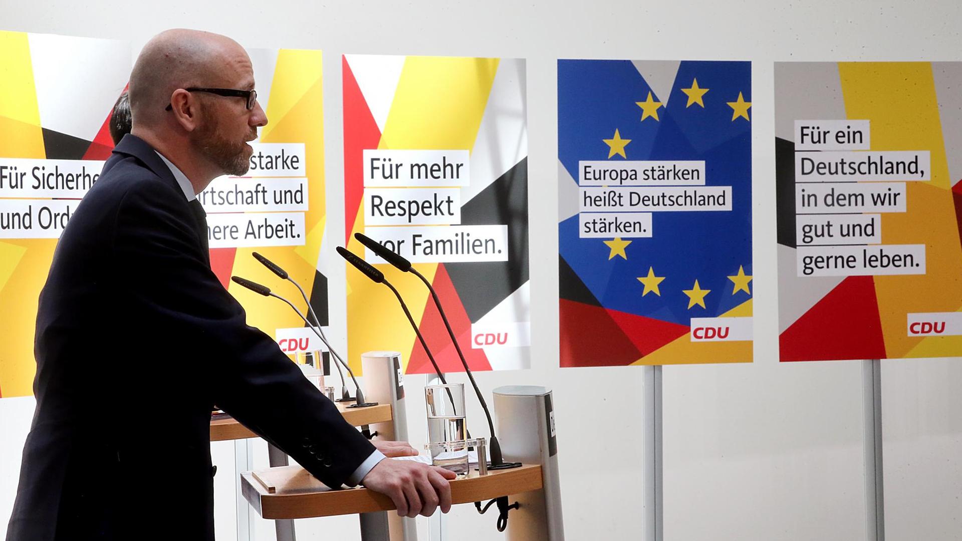 CDU-Generalsekretär Peter Tauber stellt die Plakate für den Bundestagswahlkampf 2017