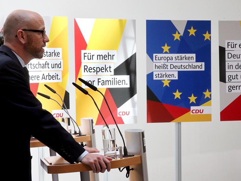 CDU-Generalsekretär Peter Tauber stellt die Plakate für den Bundestagswahlkampf 2017