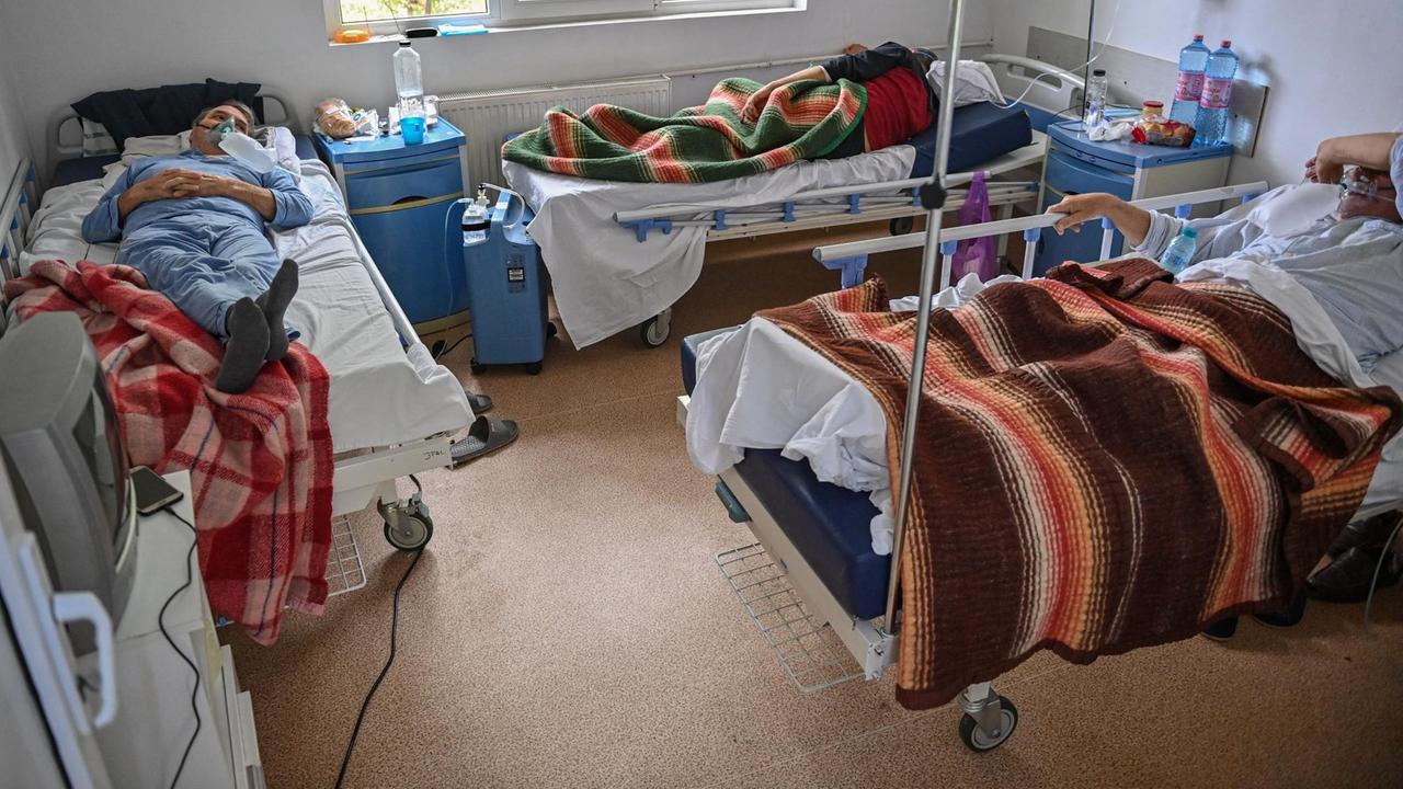 Zu sehen sind mehrere Covid-19-Patienten, di ein einem Bukarester Krankenhauszimmer liegen.