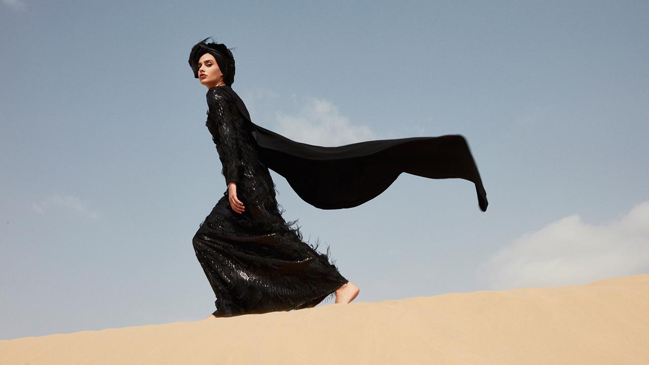 Ein Model muslimischer Mode in der Wüste