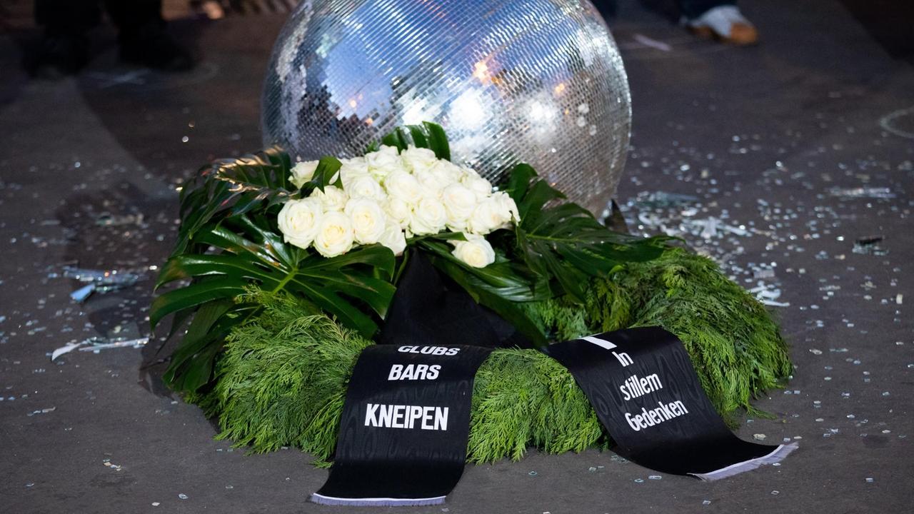  Ein Trauerkranz liegt neben einer zerborstenen Diskokugel als Protest gegen die Schließung des Gastgewerbes in St. Pauli, Hamburg. 