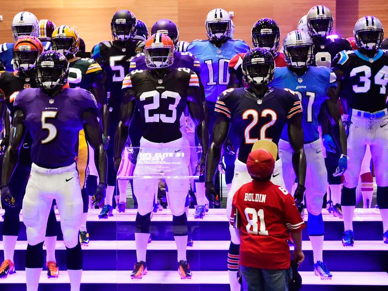 NFL-Fan im Convention Center in Phoenix, Arizona, dem Austragungsort der Super Bowl XLIX zwischen den Seattle Seahawks und den New England Patriots am 1. Februar 2015.