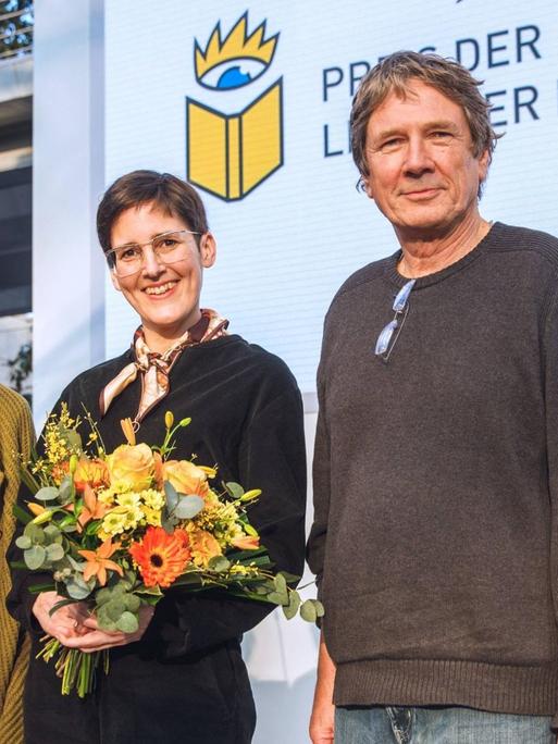 Eva Ruth Wemme, Anke Stelling und Harald Jähner stehen auf einer Bühne.