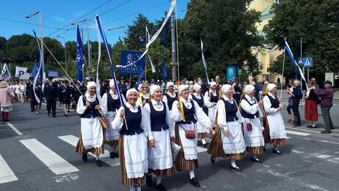 Chorgruppen bei der Parade des Sängerfestes 2019 in Tallinn, vorne Frauengruppe in Trachten