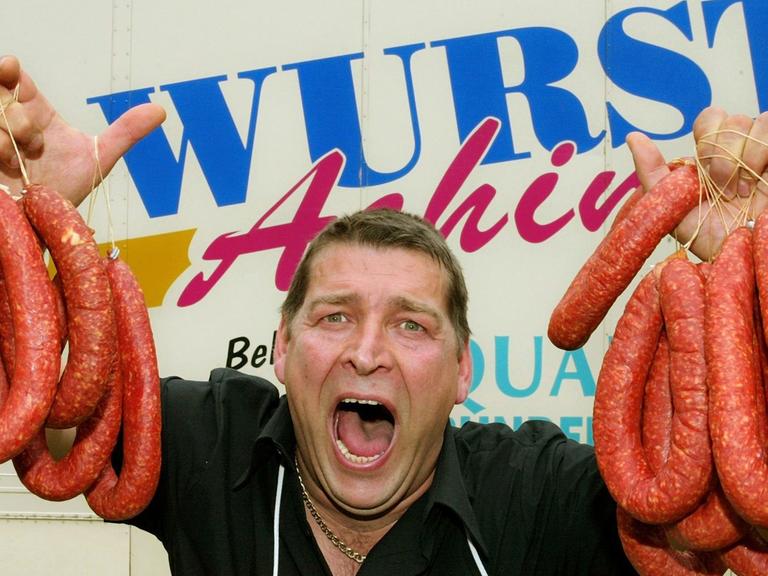 Marktschreier "Wurst-'Achim" in seinem Verkaufswagen in der Berliner Karl-Marx-Allee.