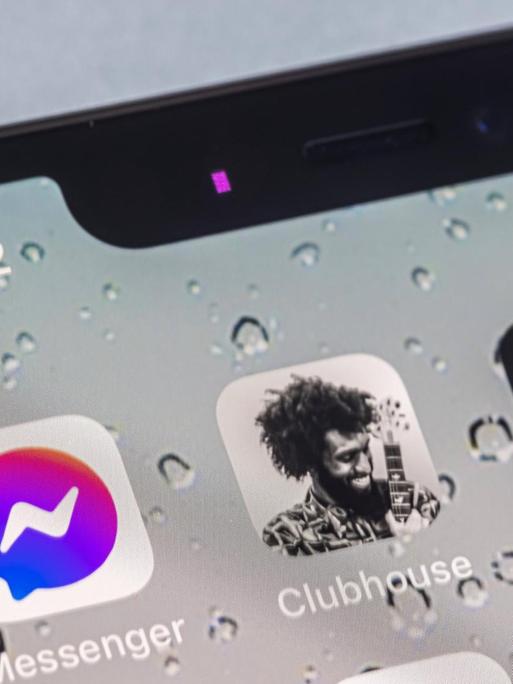 Auf dem Display eines iPhones sind die Logos unterschiedlicher Apps zu sehen, darunter das des Facebook-Messengers und der Kommunikationsplattform Clubhouse.