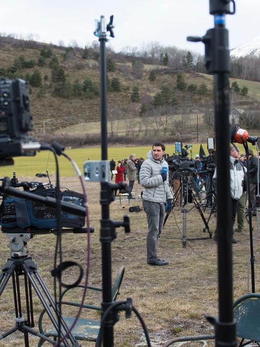 Medienvertreter aus der ganzen Welt in der Nähe des Ortes in den südfranzösischen Alpen, an dem die Germanwingsmaschine am 24. März 2015 abgestürzt ist