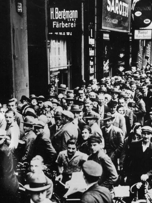 Tausende von Menschen stehen am 30.06.1931 vor dem Berliner Postscheckamt, um ihr Guthaben abzuheben.
