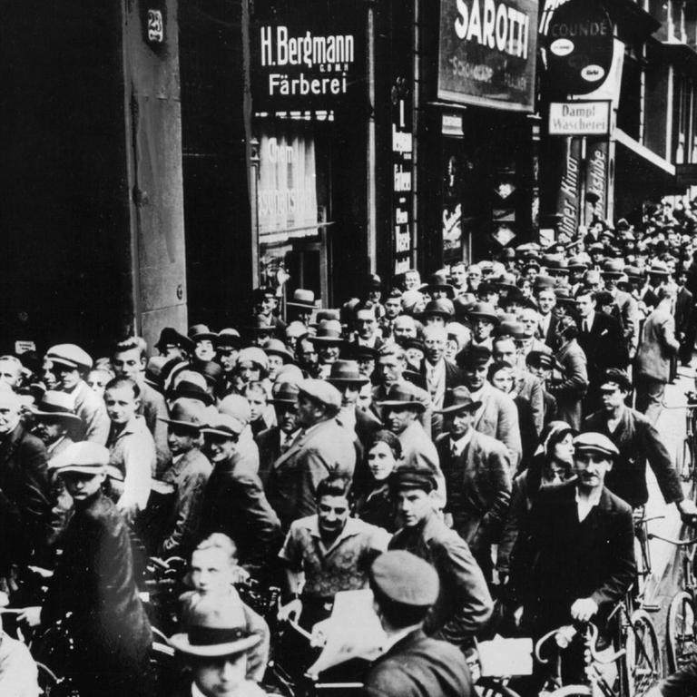 Tausende von Menschen stehen am 30.06.1931 vor dem Berliner Postscheckamt, um ihr Guthaben abzuheben. |