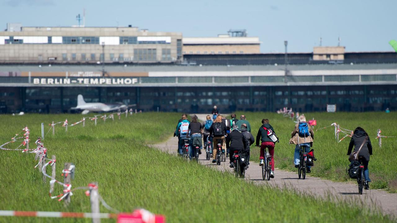 Fahrradfahrer sind am 16.05.2014 auf dem Tempelhofer Feld in Berlin unterwegs.