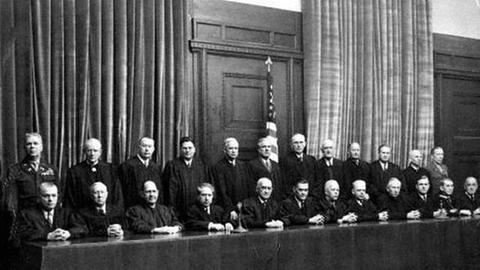 Bei den Nürnberger Prozessen gab es zehn Verurteilungen und vier Freisprüchen gegen NS-Juristen.