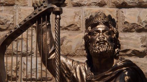 Die Bronzeskulptur des israelischen Königs David mit Harfe von Alexander Dyomin in Jerusalem