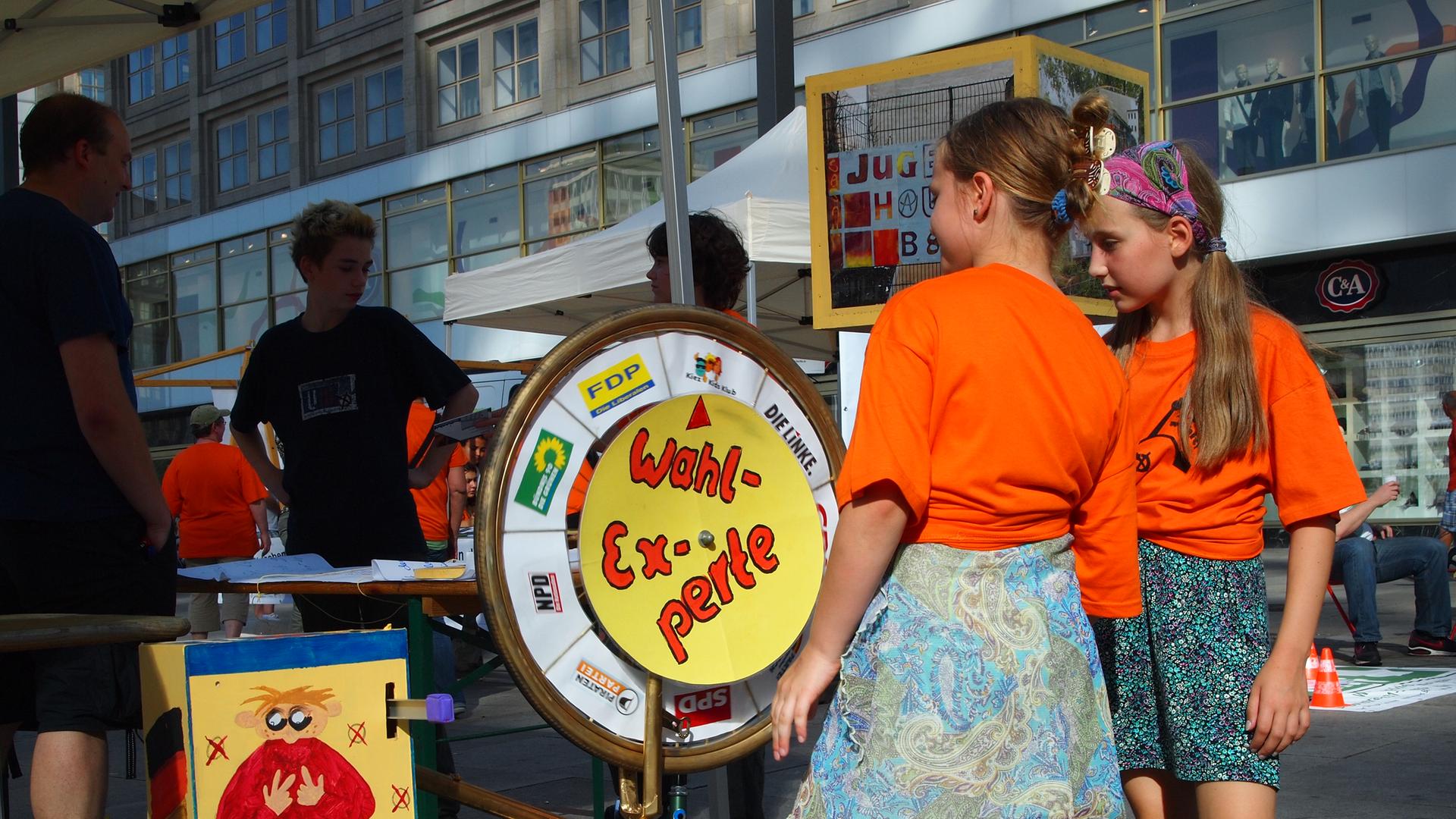 Kinder vor einem Wahl-Lokal (Bild: U18-Netzwerk) Kinder vor einem Wahl-Lokal (Bild: U18-Netzwerk)