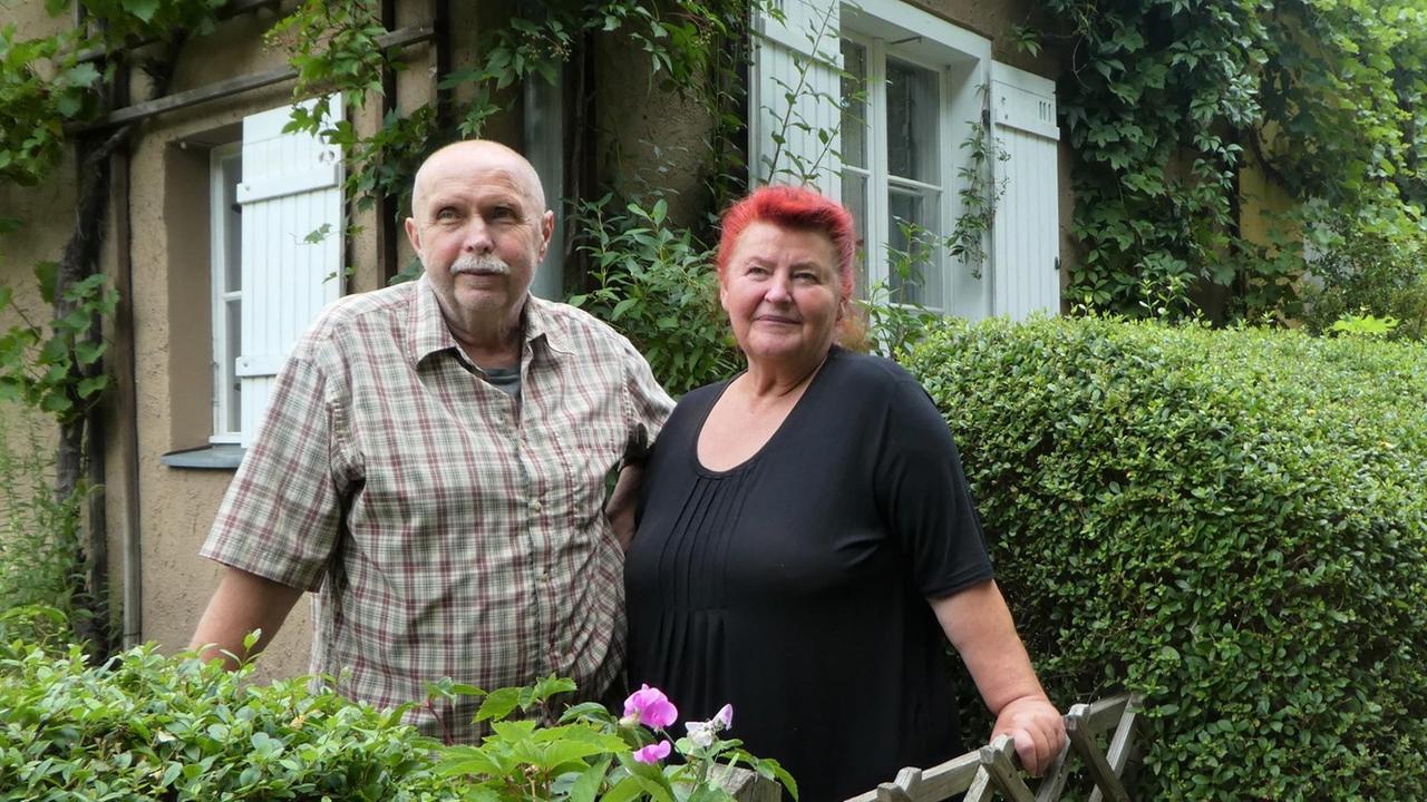 Elly und Max Rasokat stehen vor ihrem Haus in der Gartenstadt Falkenberg.