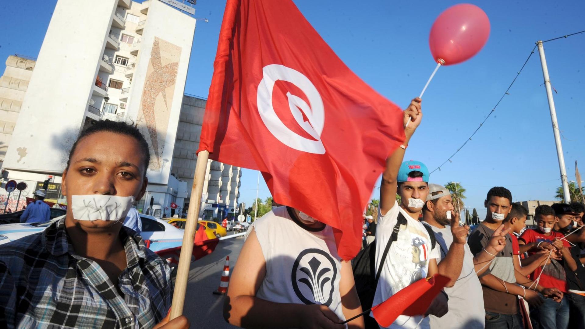 Tunesische Demonstranten während Protesten gegen die islamische Regierung 2010