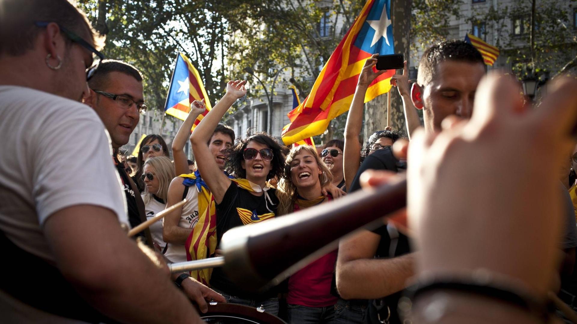 Demonstranten spielen auf der traditionellen katalanischen Holzflöte, der Gralla. Ihr Ton ist heiter-schrill.