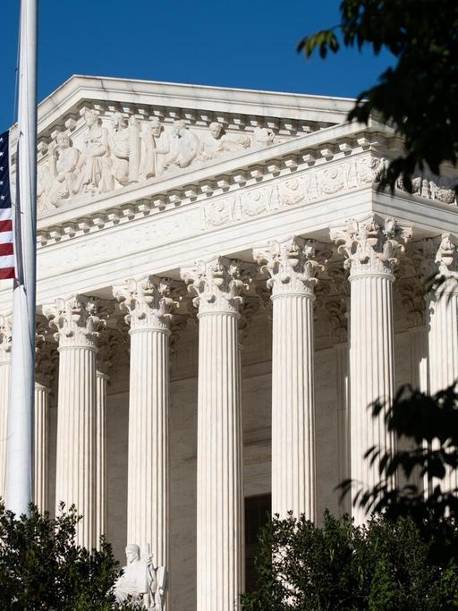 Die US-Flagge weht nach dem Tod der Richterin Ruth Bader Ginsburg vor dem Supreme Court in Washington weht auf Halbmast.