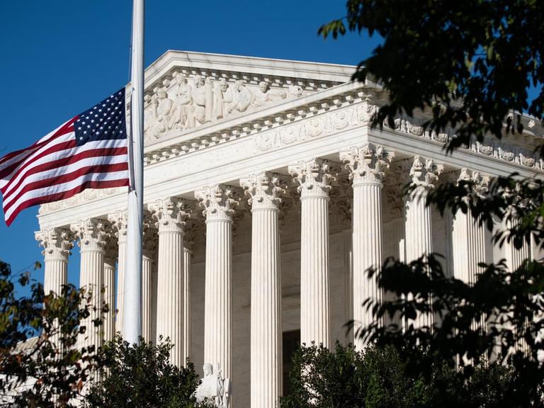 Die US-Flagge weht nach dem Tod der Richterin Ruth Bader Ginsburg vor dem Supreme Court in Washington weht auf Halbmast.