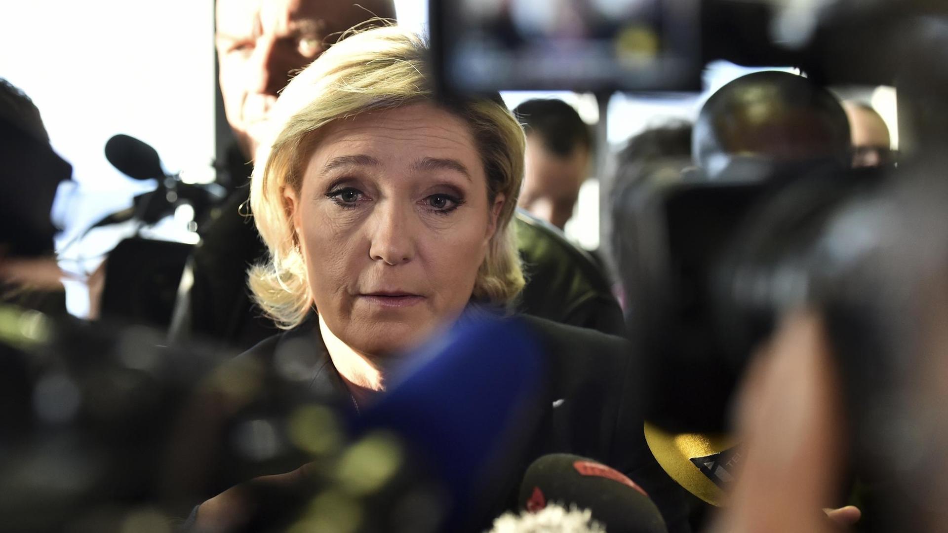 FN-Präsidentschaftskandidatin Marine Le Pen spricht mit Journalisten, während sie in Forbach das Unternehmen Fermap besucht, im Januar 2017
