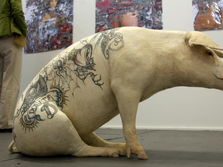 Keinen Titel hat das Kunstwerk von Wim Delvoye aus dem Jahr 2005, das unter anderem aus tätowierter Schweinehaut besteht, aufgenommen 2007 auf der Kunstmesse Art Forum Berlin
