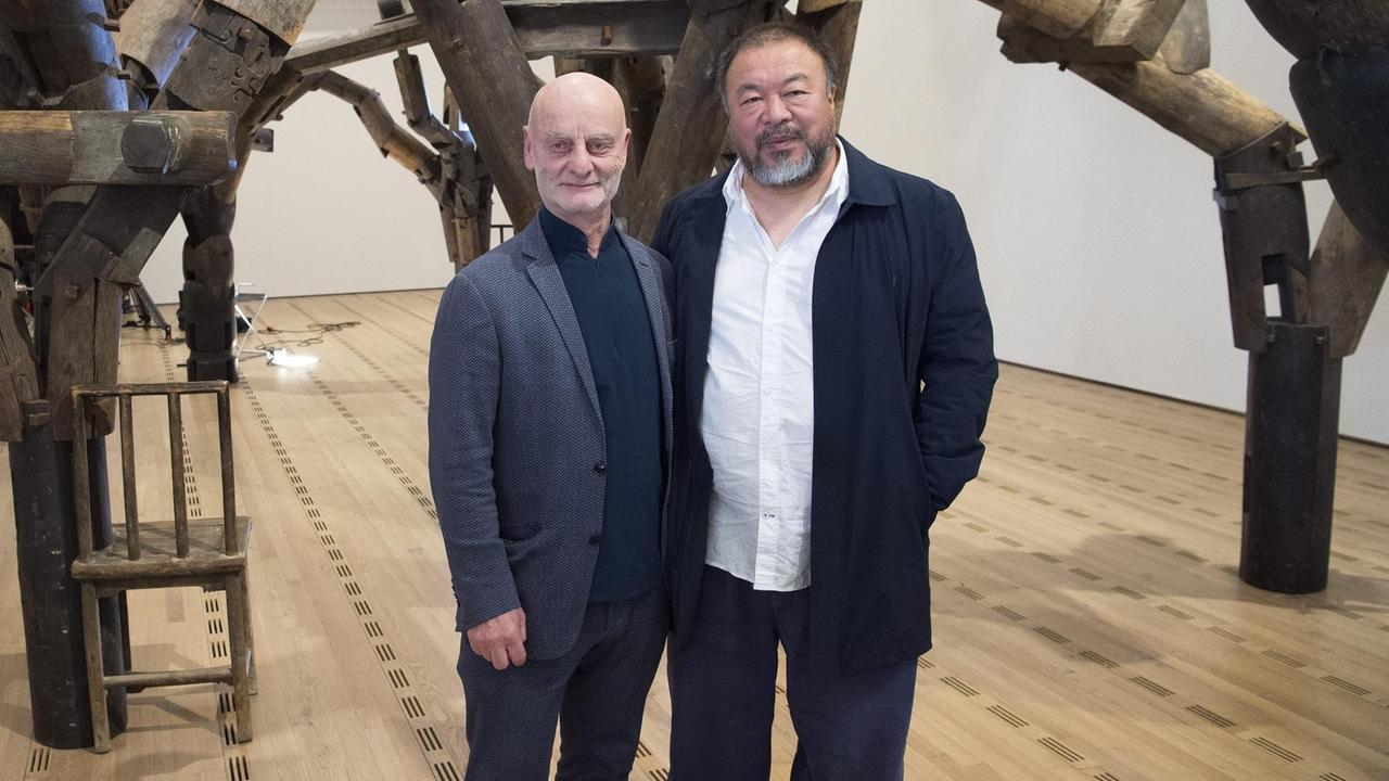 Der chinesische Künstler Ai Weiwei (R) und Sammler Uli Sigg.