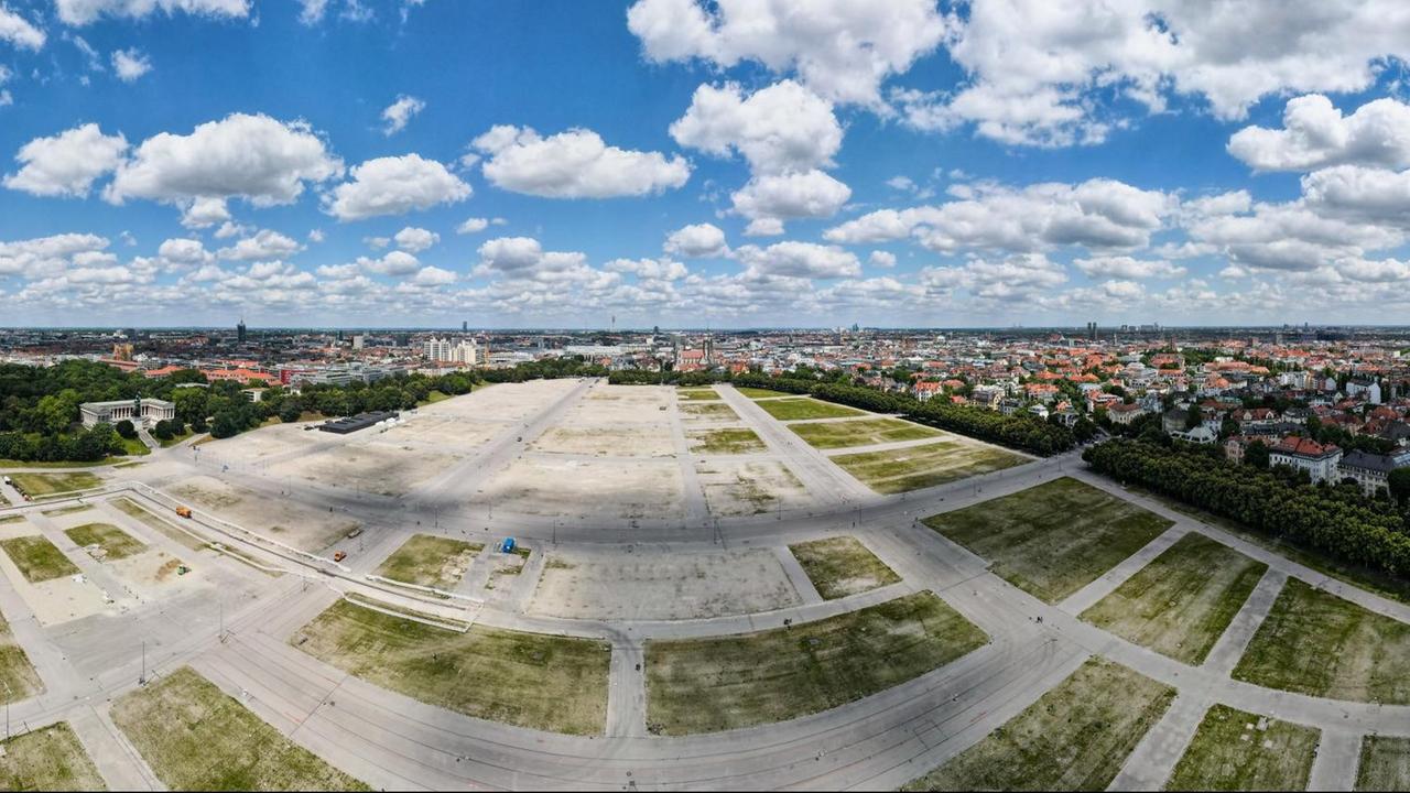 Ein weiß-blauer Himmel ist über der Theresienwiese zu sehen. Ein weiß-blauer Himmel ist über der Theresienwiese zu sehen.