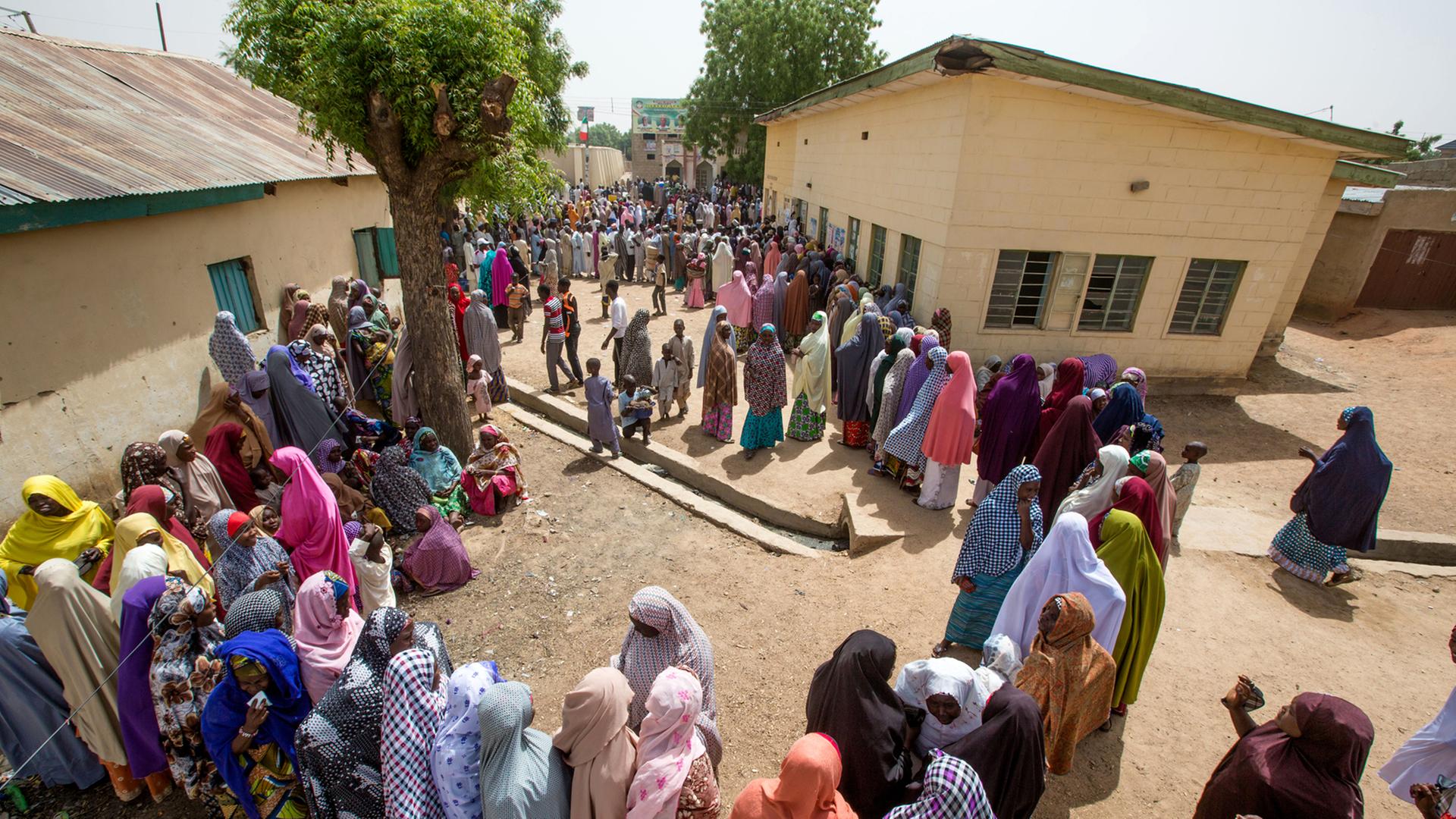 Viele Menschen stehen Schlange bei der Parlaments- und Präsidentschaftswahl in Nigeria