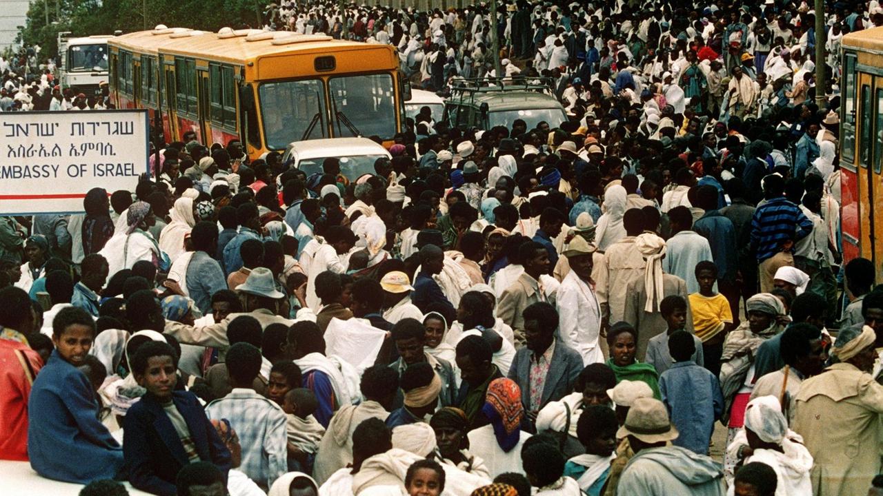 Falaschen warten am 24.5.1991 vor der israelischen Botschaft in der von Rebellen eingeschlossenen äthiopischen Hauptstadt Addis Abeba. Mehr als 14 000 wurden im Zuge der "Operation Salomon" ausgeflogen. 