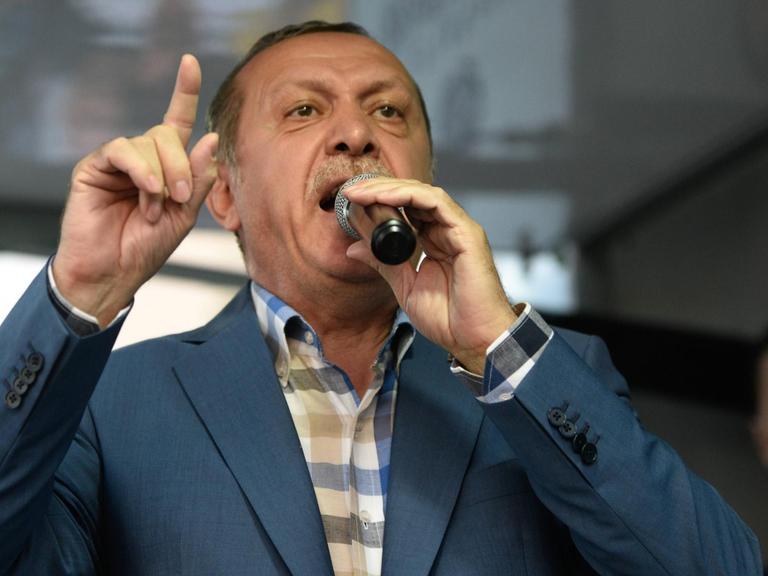 Der türkische Präsident Recep Tayyip Erdogan spricht in Ankara zu Anhängern.
