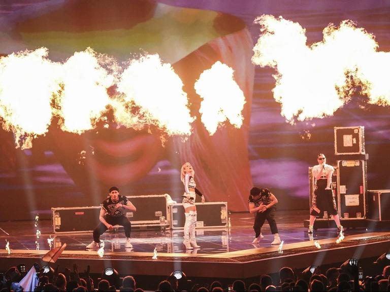 Auftritt der weißrussischen Sängerin ZENA im ersten Halbfinale des Eurovision Song Contest 2019, umrahmt von vier Tänzern, hinter ihnen lodern Flammenbälle.