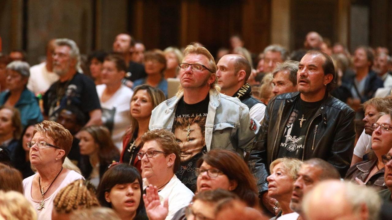 Fans bei einer Gedenkmesse für Johnny Hallyday