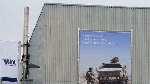 WErbung für eine Panzer ist am Gebäude der Panzerschmiede Krauss-Maffei-Wegmann (KMW) in München angebracht.